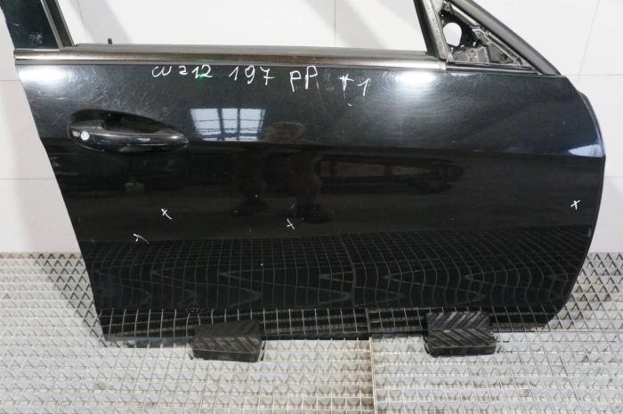 Двері праві передні Mercedes W212 C197